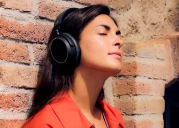 Chica con las Sennheiser ACCENTUM SE
