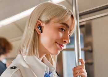 Chica utilizando los Soundcore Liberty 4 Pro