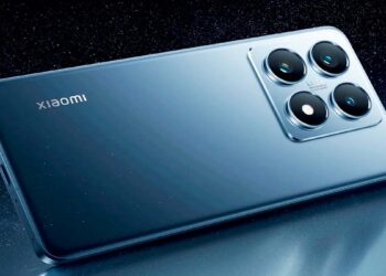 Xiaomi 14T de color azul con fondo de estrellas