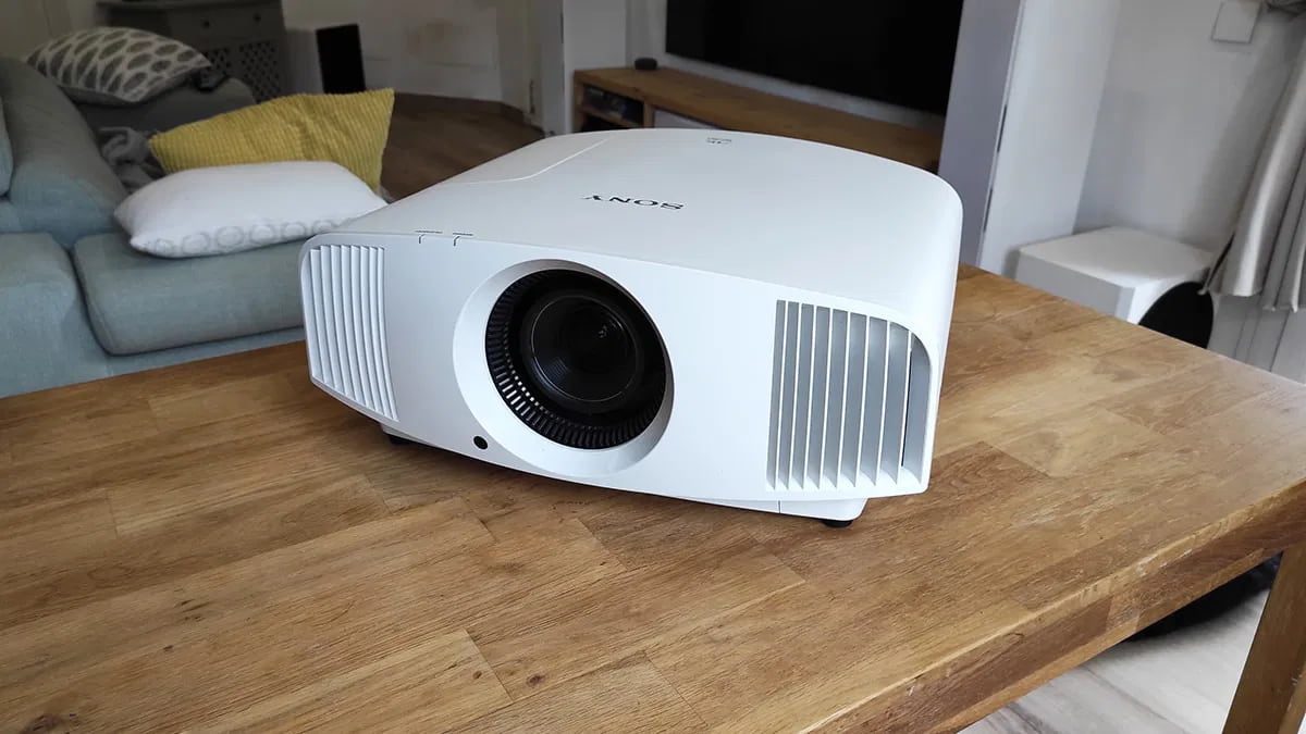 DLP vs 3LCD vs LCoS: qué proyector te conviene de verdad para montar un cine en casa