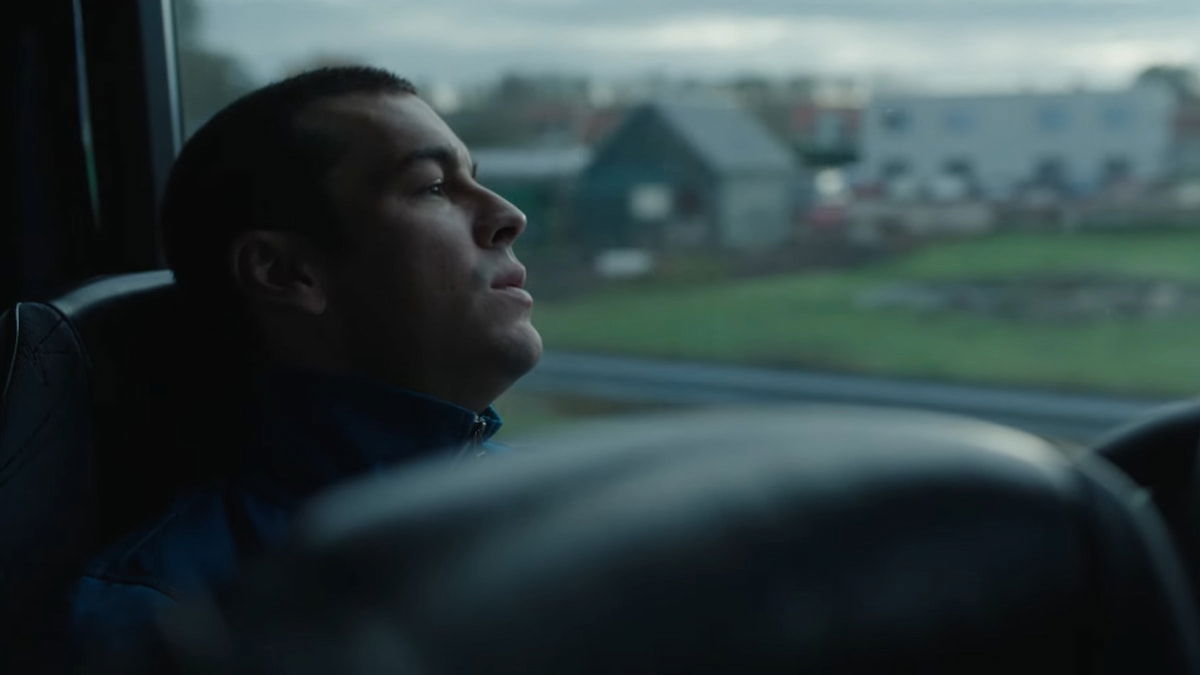 Mario Casas protagoniza Muy lejos, que ya está en streaming