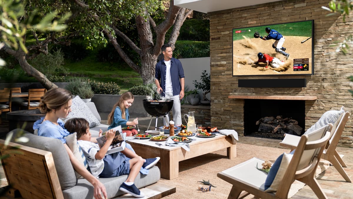 Cómo elegir el televisor perfecto para tu terraza (sin que se derrita en verano)
