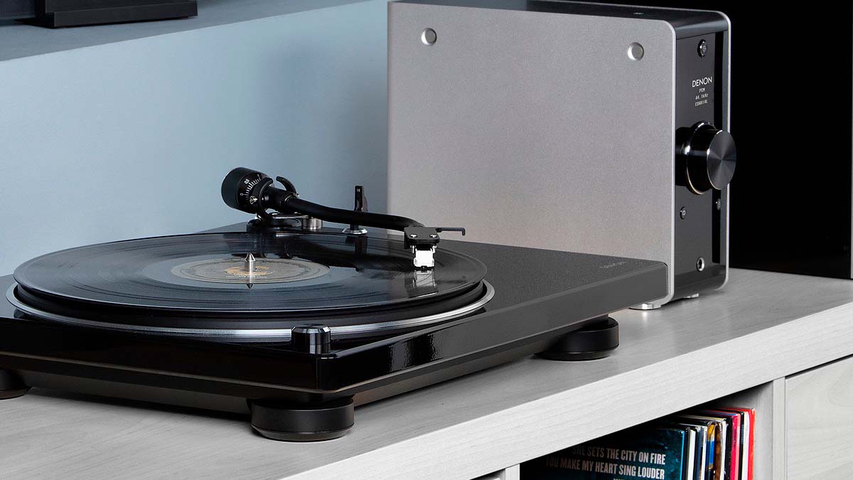 El tocadiscos Denon DP-400 en oferta: lleva la alta fidelidad a tu colección de vinilos