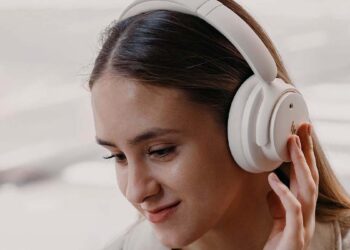 Chica utilizando los Edifier H9