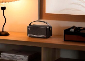 Edifier MP330 colocado en una mesa