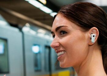 Chica utilizando los Edifier NeoBuds Pro 3