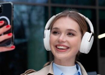 Chica utilizando los Edifier WH950NB