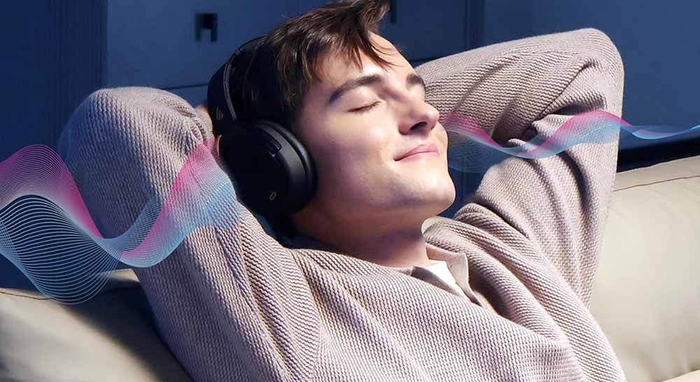 Chico con los Edifier WH950NB