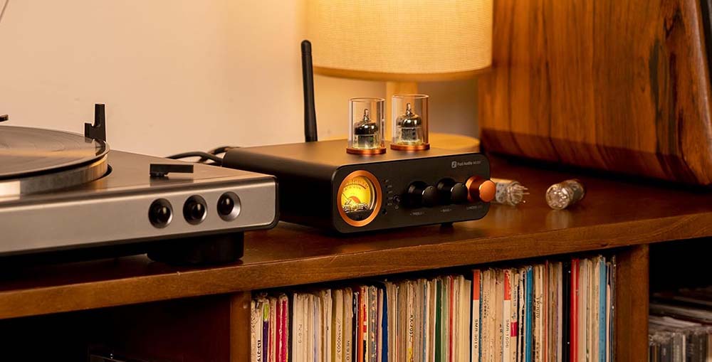 Fosi Audio MC331 encima de una mesa