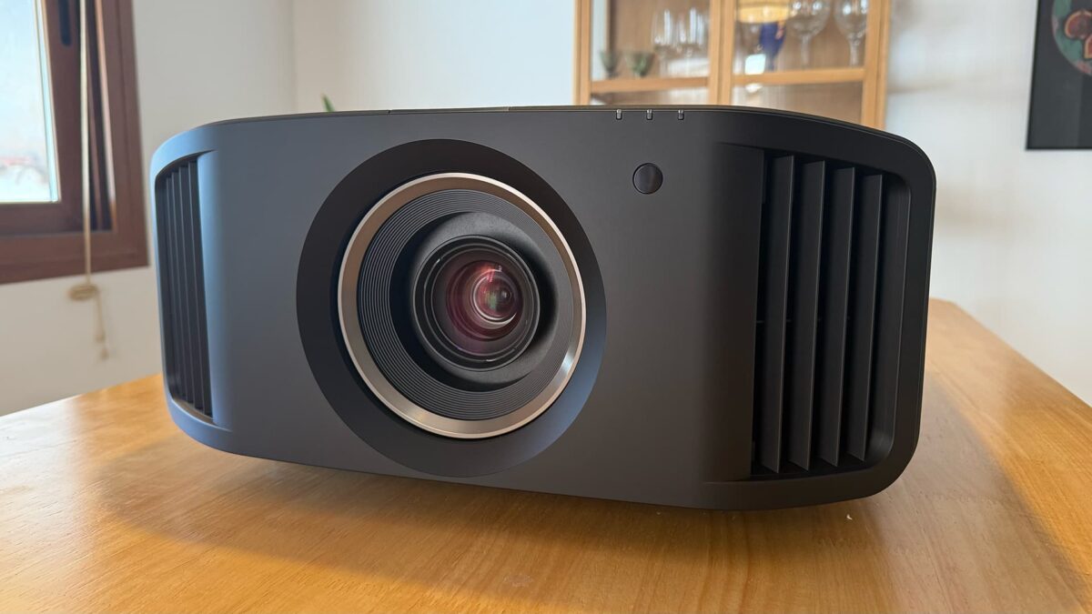 JVC anuncia un nuevo firmware para sus proyectores 8K NZ800 y NZ900 con importantes mejoras en HDR