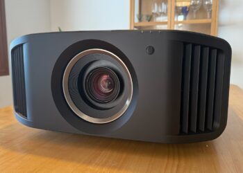 JVC anuncia un nuevo firmware para sus proyectores 8K NZ800 y NZ900 con importantes mejoras en HDR