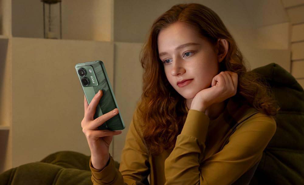 Chica utilizando el móvil POCO M7 Pro 5G