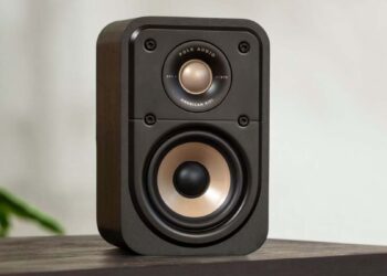 Polk Signature Elite ES10 encima de una mesa