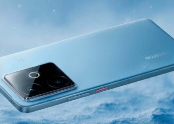 realme GT 7T azul con imagen de fondo