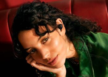 Chica utilizando los Sennheiser Accentum True Wireless