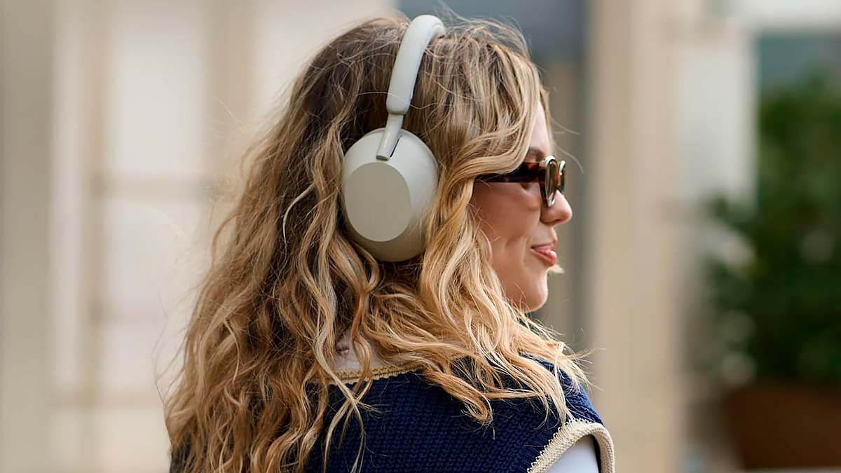 Chica utilizando los Sony WH-1000XM5