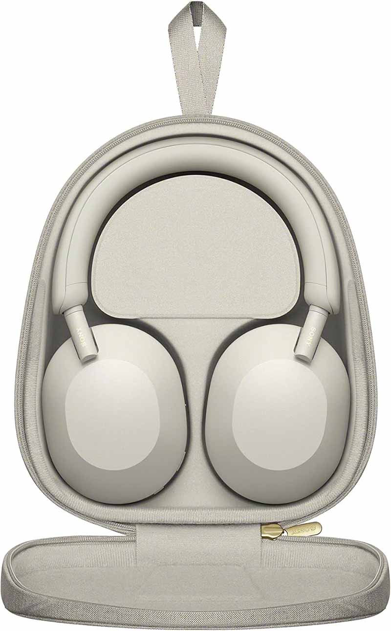 Sony WH-1000XM5 en su funda de transporte