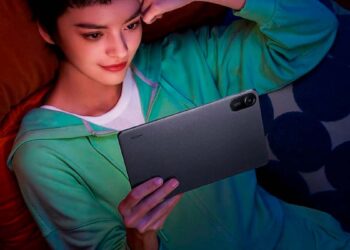 Uso del Redmi Pad 2 de color gris