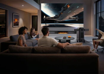 Anker ha metido el proyector Nebula X1 en un altavoz para fiestas y ha creado un cine portátil todo en uno