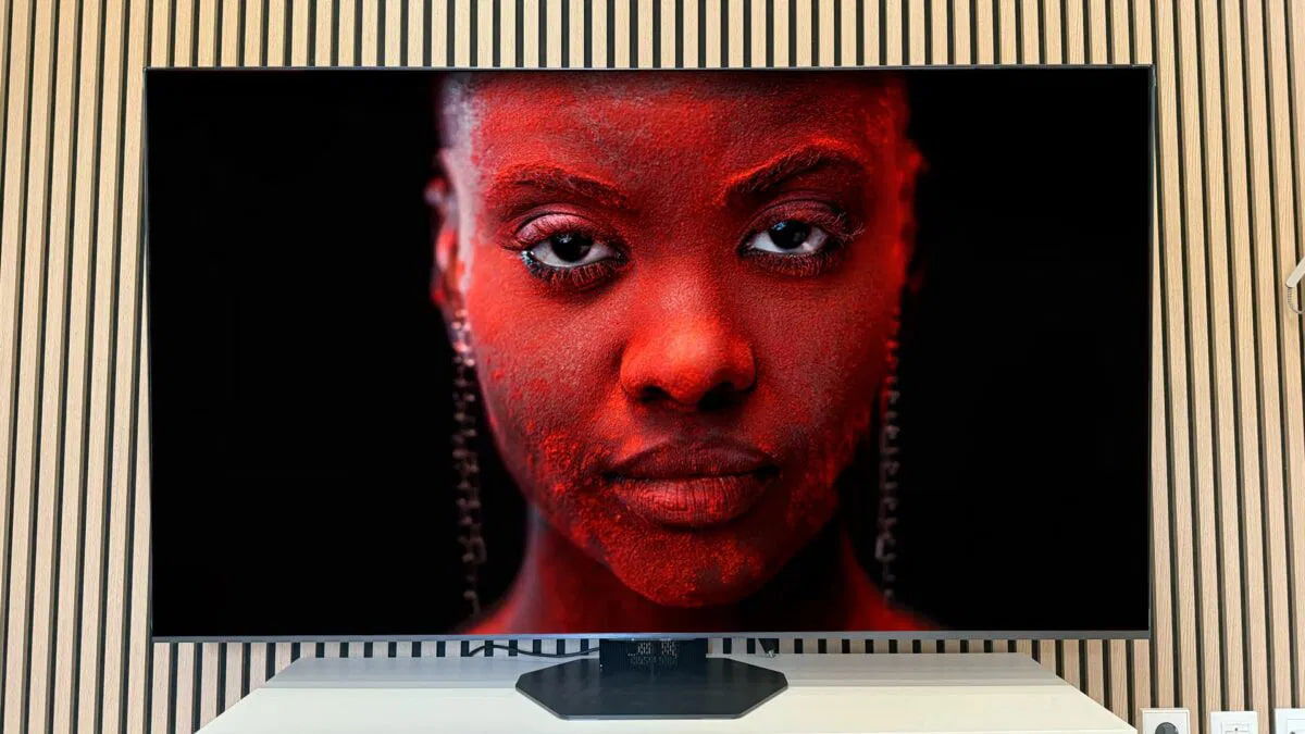 La Hisense U8Q de 65 pulgadas, MiniLED con hasta 5000 nits está a precio de locura y encima viene con regalo para cerveceros