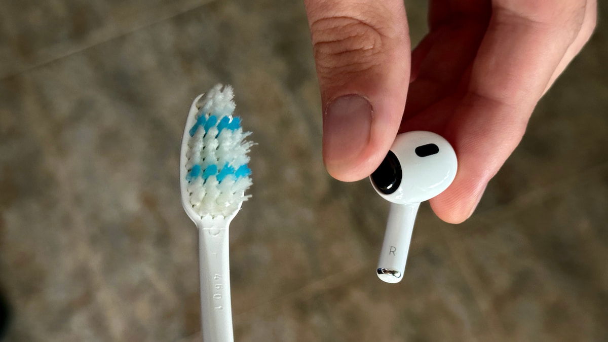 Cómo limpiar tus AirPods y auriculares in-ear sin cargártelos en el intento