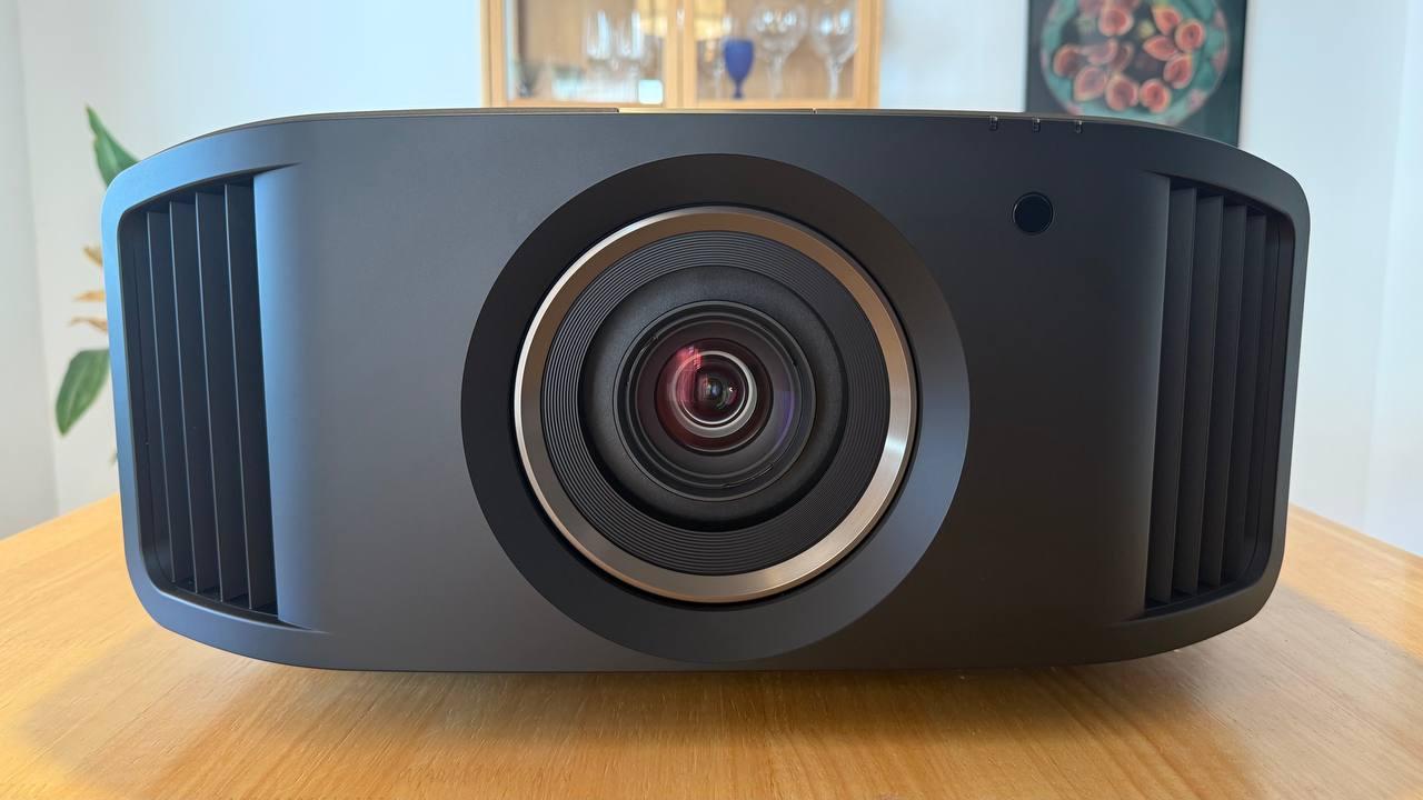 Review JVC NZ800: el proyector 4K que soñaba con los niveles de negro de un televisor OLED