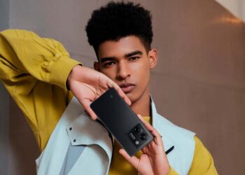 Chico utilizando el POCO M7 Pro 5G