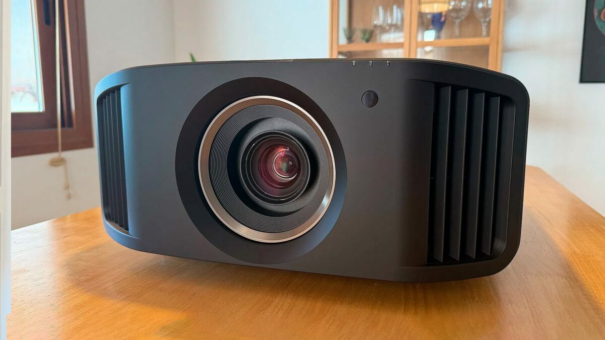 Review JVC NZ800: el proyector 4K que soñaba con los niveles de negro de un televisor OLED