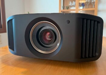 Review JVC NZ800: el proyector 4K que soñaba con los niveles de negro de un televisor OLED
