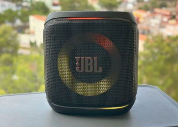 Probamos el JBL PartyBox Encore 2, un altavoz para fiestas potente con el que puedes llevar el karaoke a cualquier parte