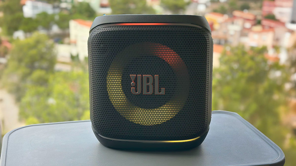 Probamos el JBL PartyBox Encore 2, un altavoz para fiestas potente con el que puedes llevar el karaoke a cualquier parte