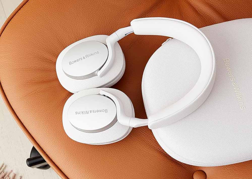 Bowers & Wilkins Px7 S2 en una silla