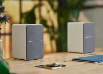 Altavoces Edifier R1280T en una mesa