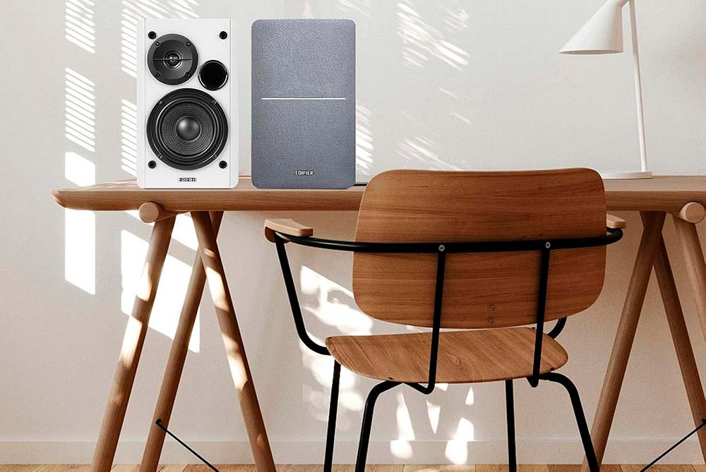 Edifier R1280T colocados en una mesa