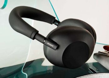 Sony WH-1000XM6 en una mesa