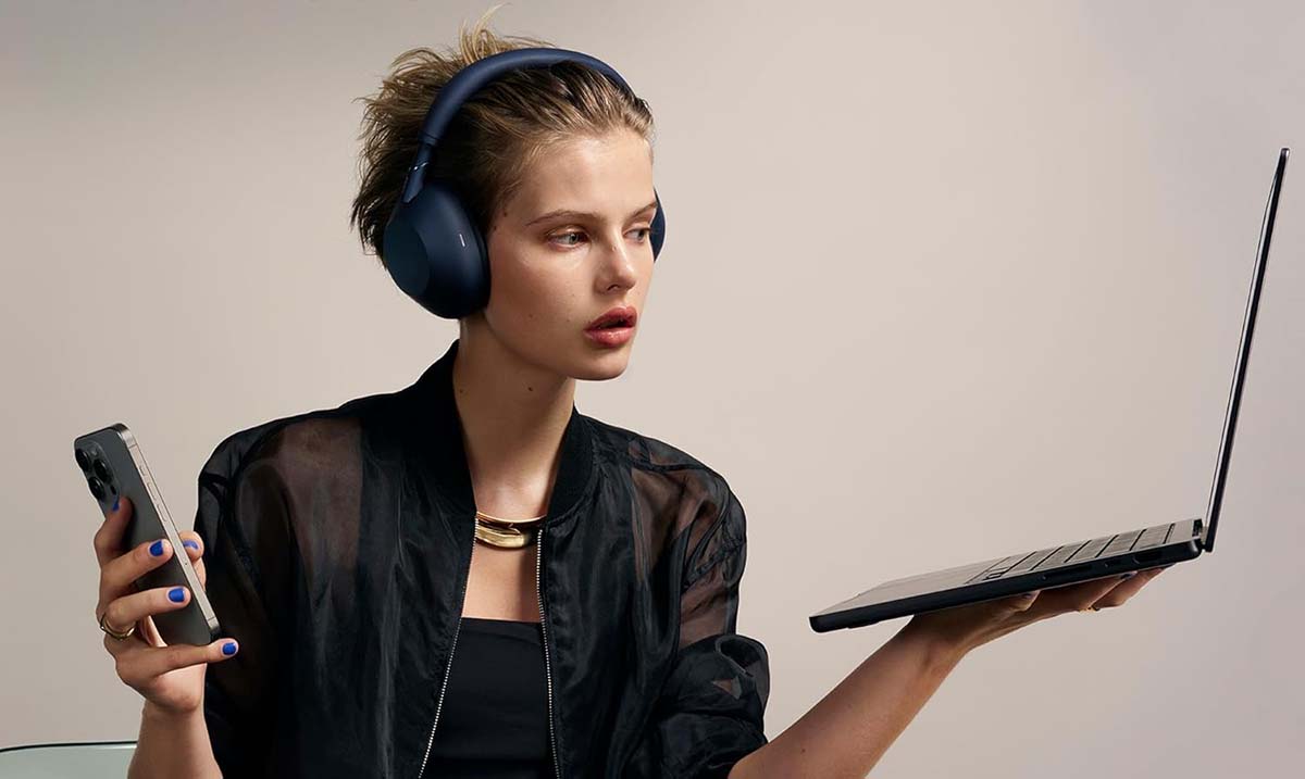 Chica utilizando los Sony WH-1000XM6