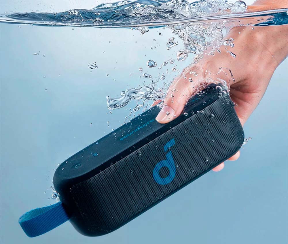 Soundcore Motion 100 sumergido en agua