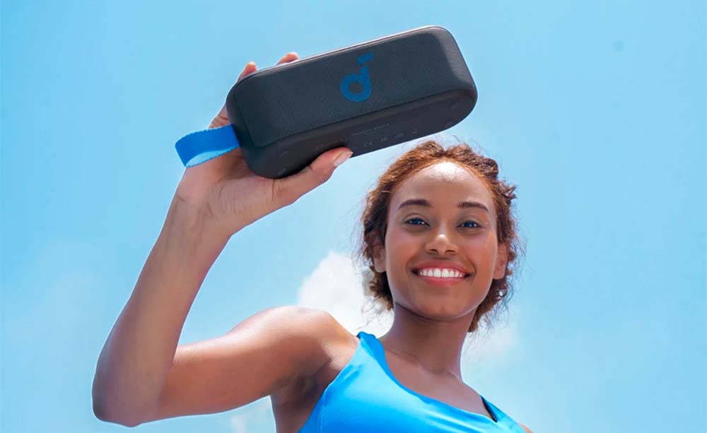 Chica con el Soundcore Motion 100
