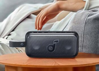 Soundcore Motion 300 en una mesa