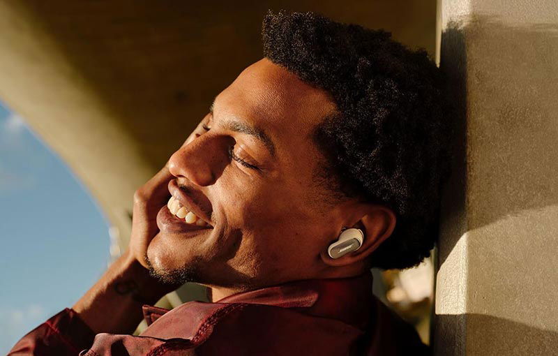 Chico con los Bose QuietComfort Ultra Earbuds