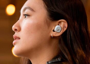 Chica con los Sennheiser CX Plus True Wireless