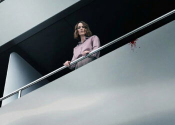 De qué va La mujer del camarote 10, la nueva película que la crítica ha machacado pero que todo el mundo está viendo