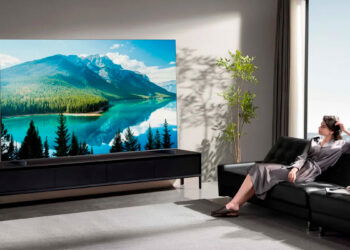 Olvídate de los proyectores con este pantallón: la TCL C8K QD-MiniLED de 98 pulgadas a un precio difícil de creer