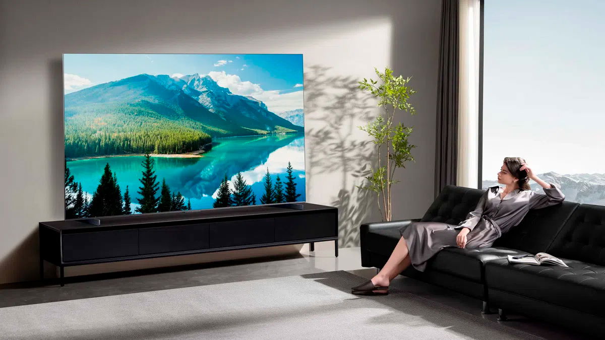 Olvídate de los proyectores con este pantallón: la TCL C8K QD-MiniLED de 98 pulgadas a un precio difícil de creer