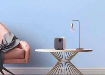 Xiaomi Mi Smart Projector 2 en una mesa