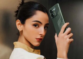 Chica con el POCO M7 Pro 5G