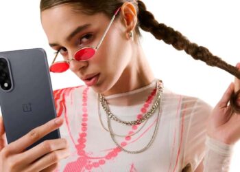 Chica con el OnePlus Nord 5