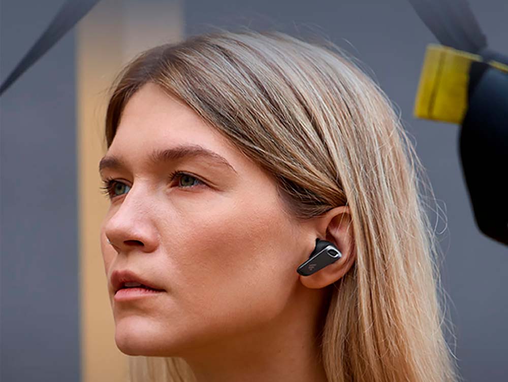 Chica utilizando los Edifier NeoBuds Plus