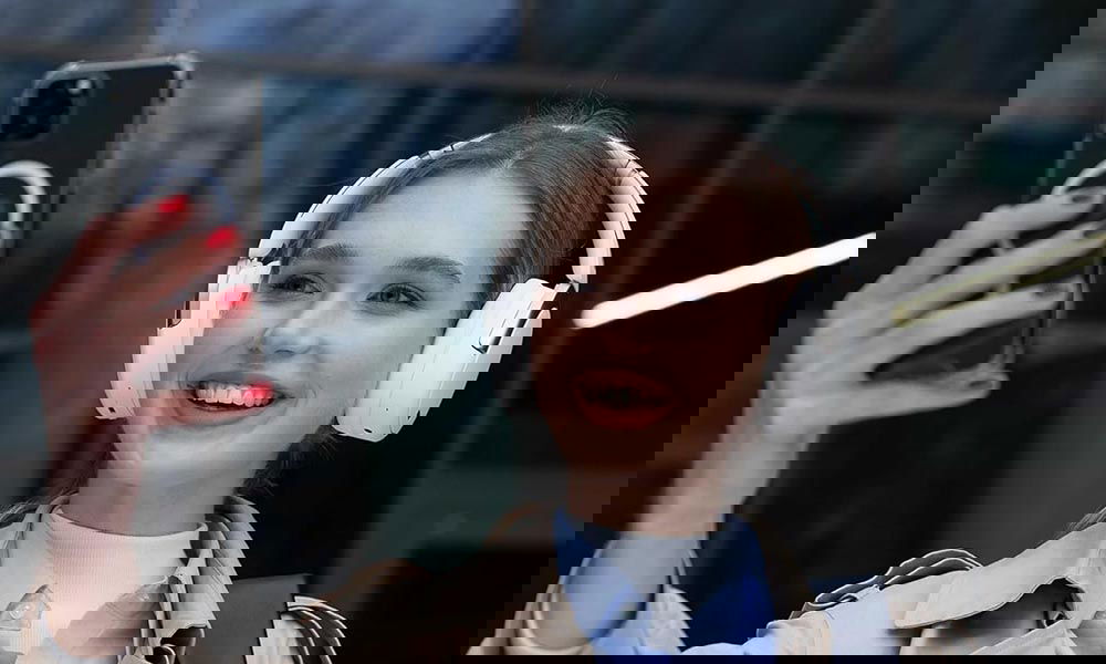 Chica con los Edifier WH950NB