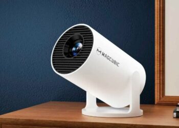 Proyector Magcubic HY300 Pro en una mesa